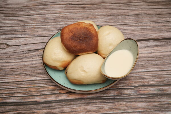5 Dampfnudeln mit 2 Soßen